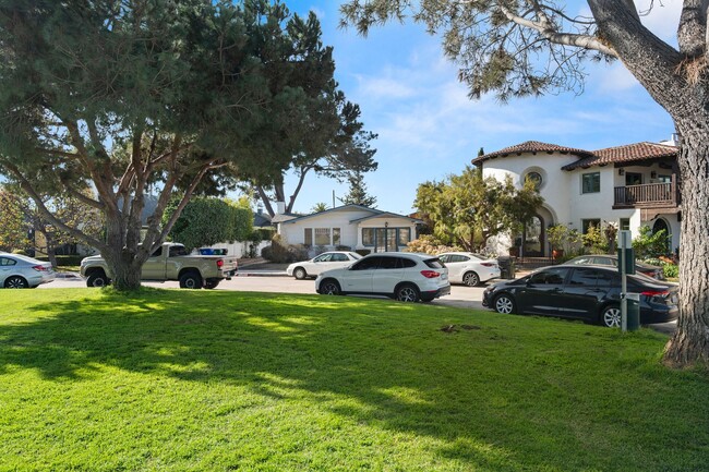 Building Photo - Charming Craftsman Home in the Heart of La...