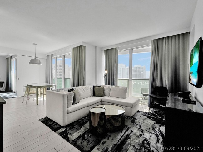 Building Photo - 3101 Bayshore Dr
