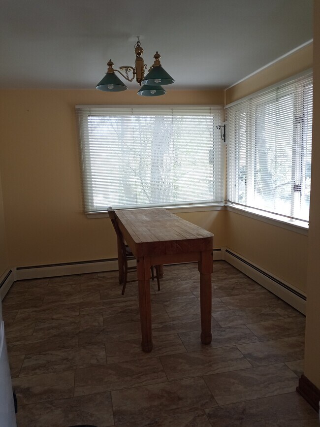 Building Photo - 630 E Holmes St