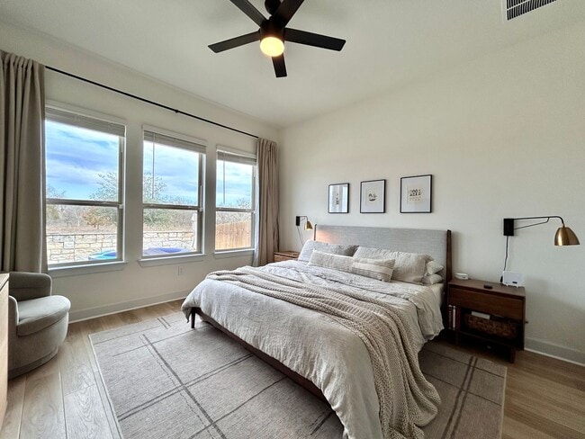 Building Photo - Spacious & Beautiful 3/BR 2/BA Two-Level Home with Garage & Fenced Yard