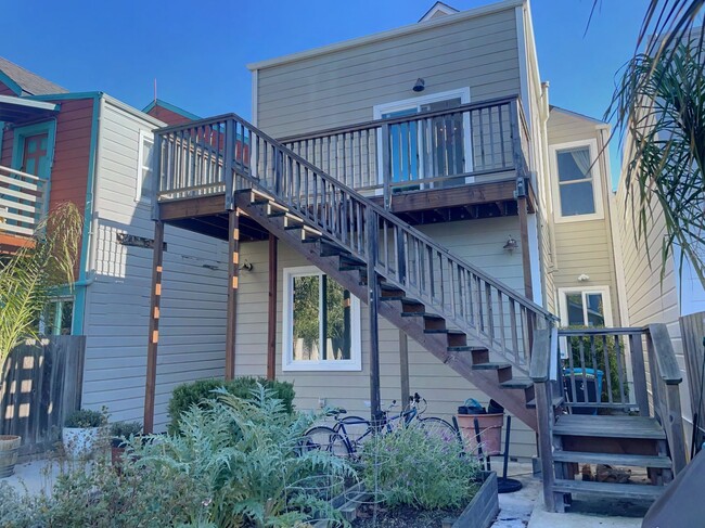 Building Photo - 2 Bed, 2 Bath - Top Floor Modern Mission C...