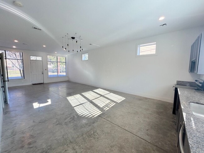 Building Photo - 2 BEDROOM | 2.5 BATH | BALCONY