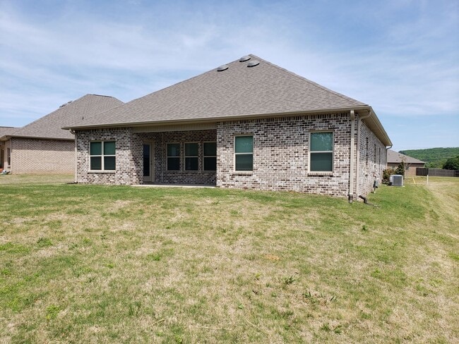 Building Photo - Beautiful brick home with many amenities!