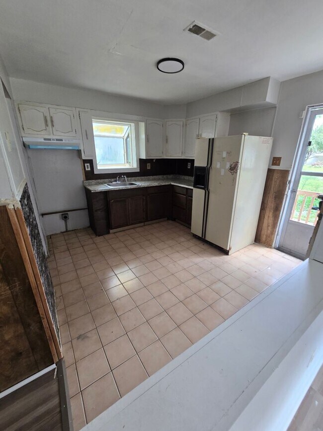 Building Photo - LIMITED TIME**1/2 OFF DEPOSIT**