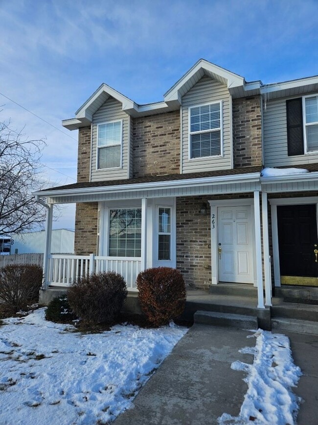 Primary Photo - 3 bedroom Parkside Townhome!