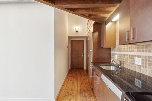 Building Photo - Newly Renovated Condo Center City