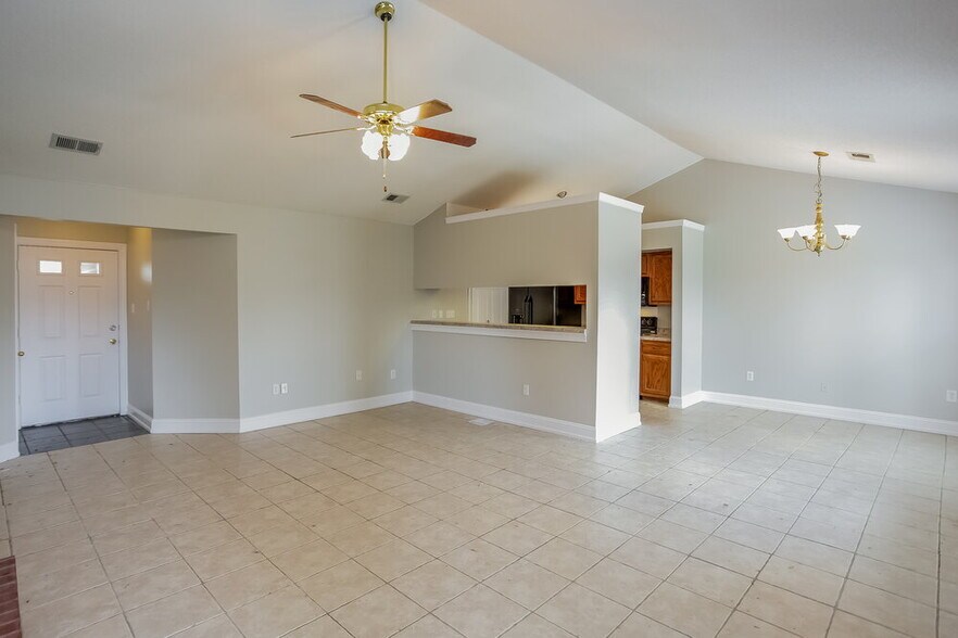 Building Photo - 10125 Oak Run Dr S