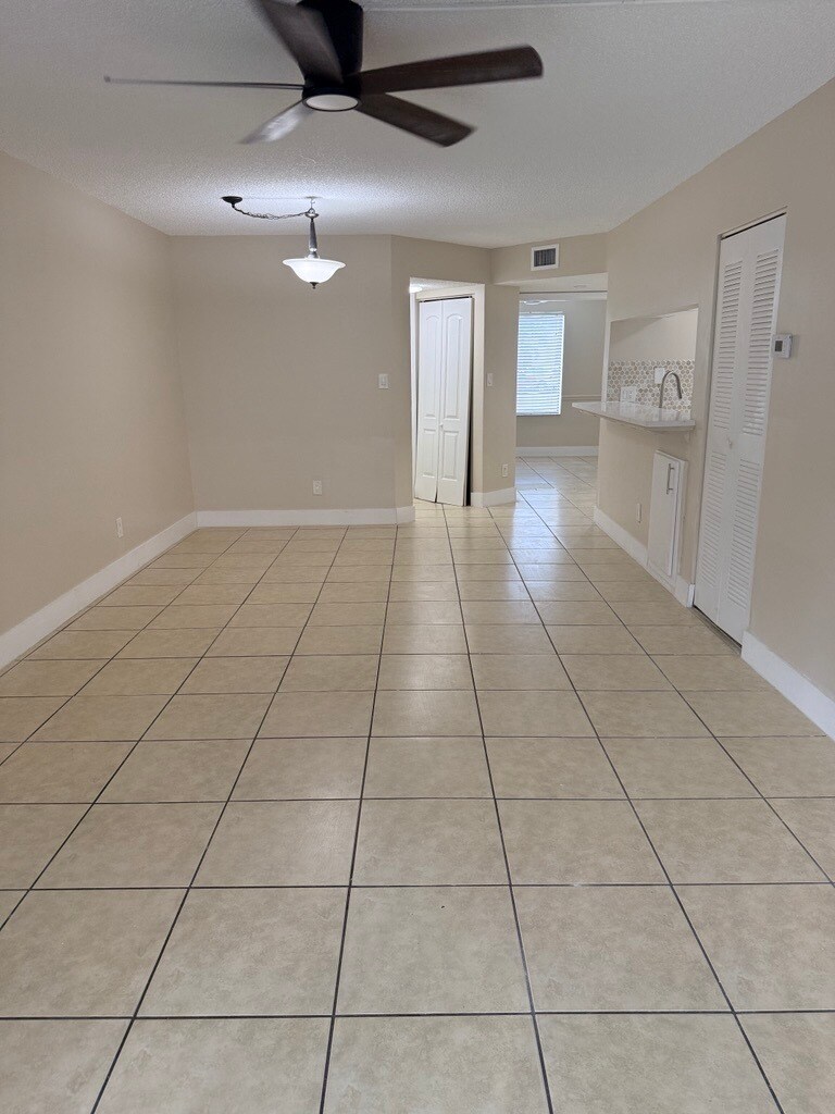 Building Photo - 998 Coral Club Dr