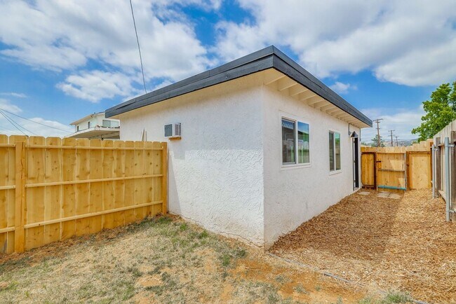 Building Photo - Valley Village