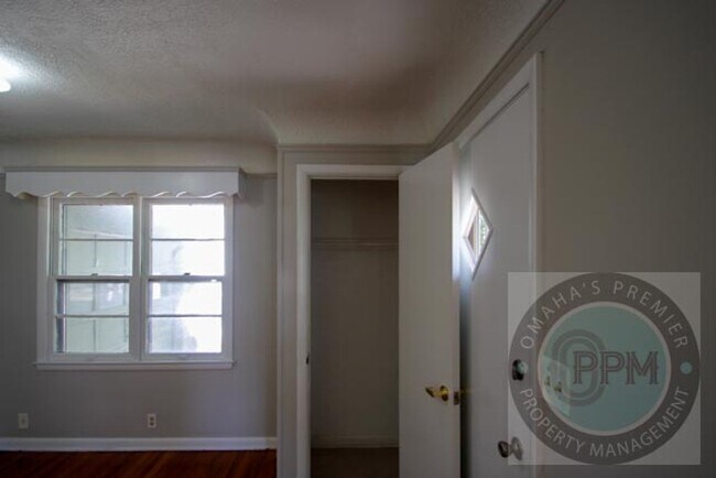 Building Photo - Discover this 3-bedroom, 1-bath home in Omaha, NE,