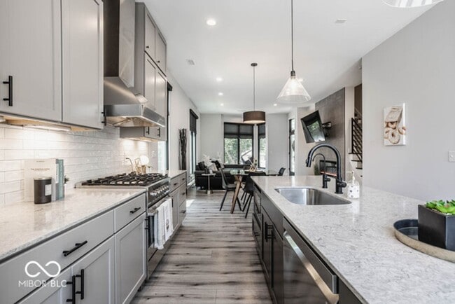 Building Photo - Beautiful townhome located off 16th and College. Pets allowed for an additional $1,000 non refund...