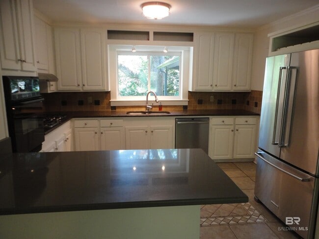 Building Photo - 371 S Church St