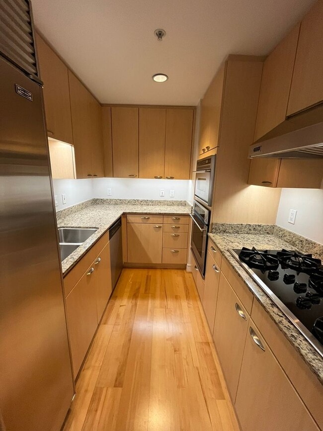 Building Photo - Experience upscale living in Downtown San Diego with great views. This is a must see!