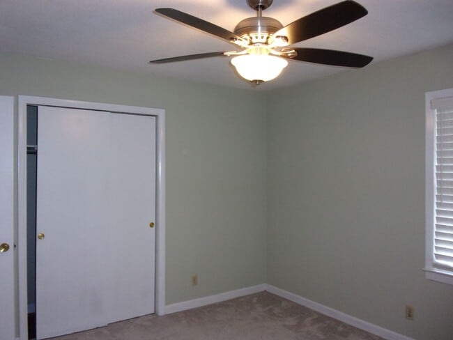 Building Photo - 3 Bedroom Brick Ranch Home on Large Lot