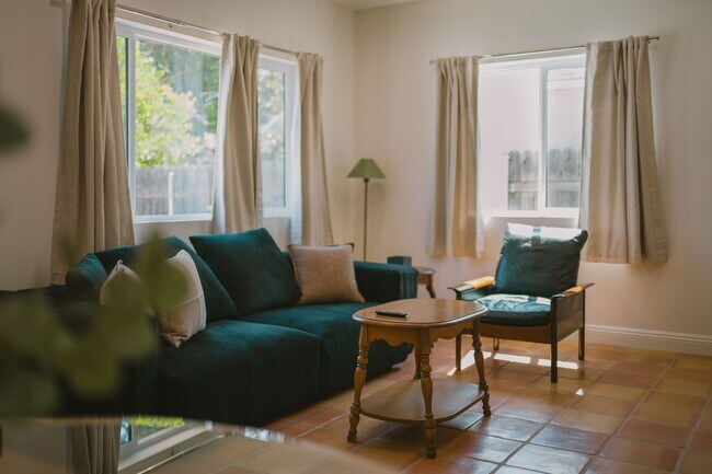 Building Photo - Contemporary New home in Monrovia