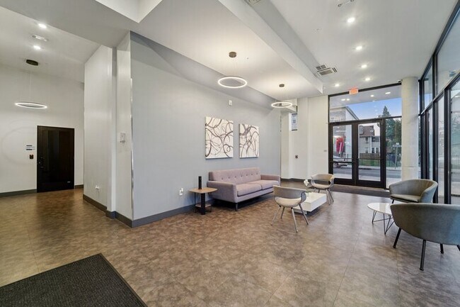 Building Photo - 475 William St