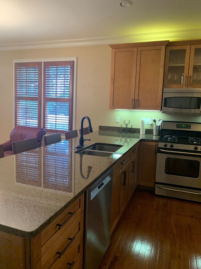 Building Photo - Charming Home