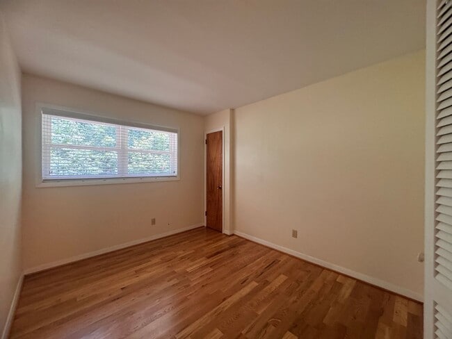 Building Photo - 4 Bedroom Jamestown Beauty!