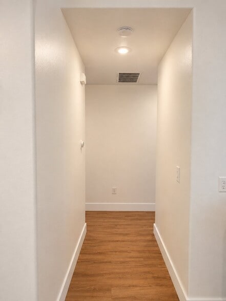 Building Photo - 991 Glen Oaks Dr