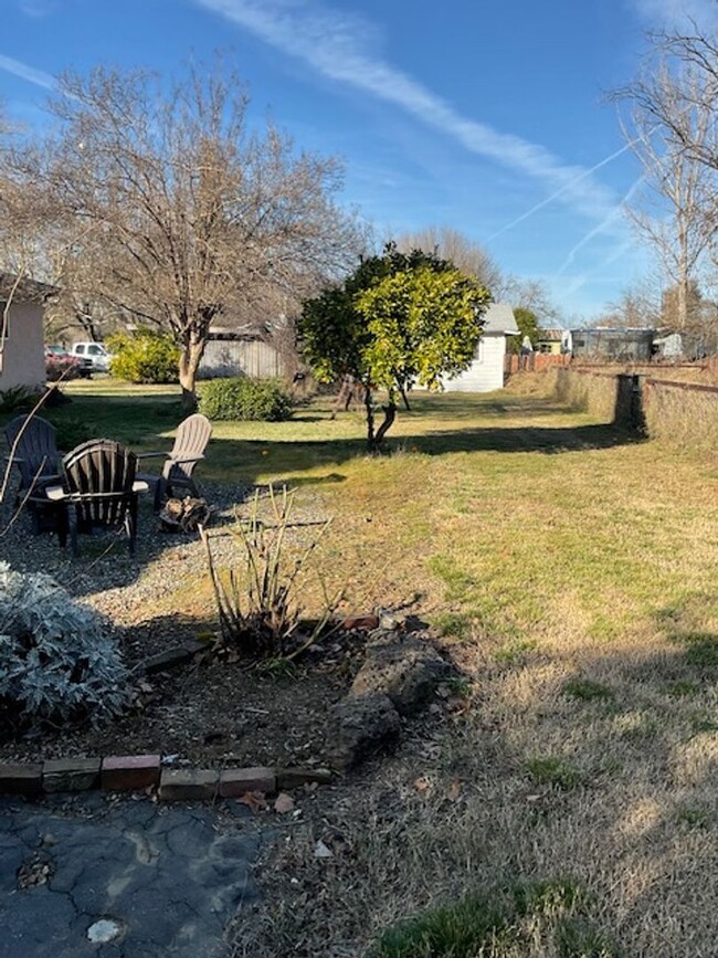 Building Photo - Must See South Redding 3 Bedroom Home on 3...