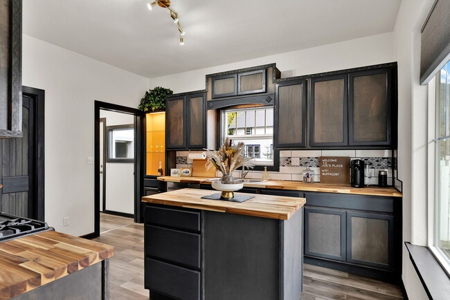 Building Photo - 902 Residence St