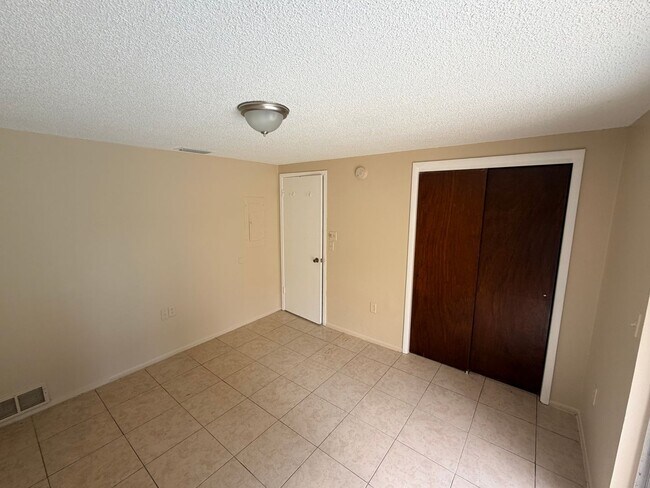 Building Photo - 2/1 in New Port Richey