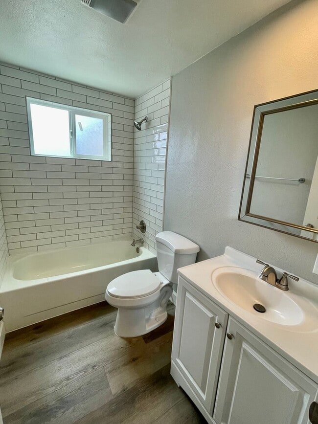 Building Photo - Beautifully Remodeled Ground-Level 2-Bedroom!