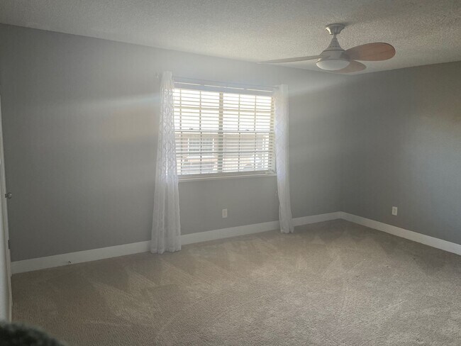 Building Photo - South Denver, 2 bed 2.5 bath Townhome, 2 Car Parking, Close to Light Rail
