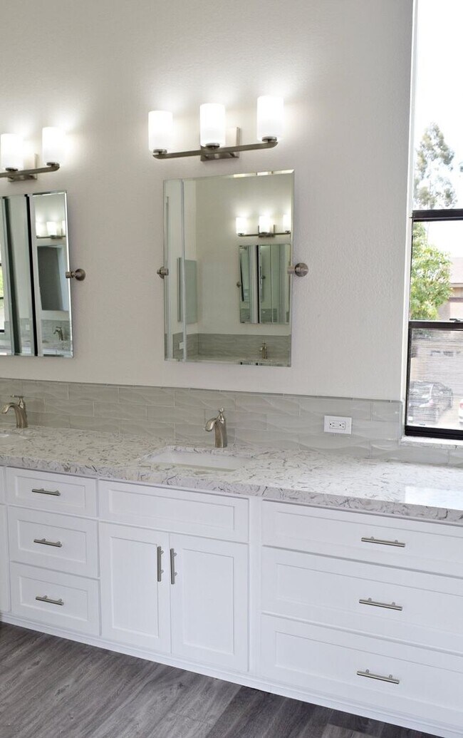 Building Photo - Price Reduced! Stunning 4BR/2.5BA Two-Story Renovated Townhome in UTC!