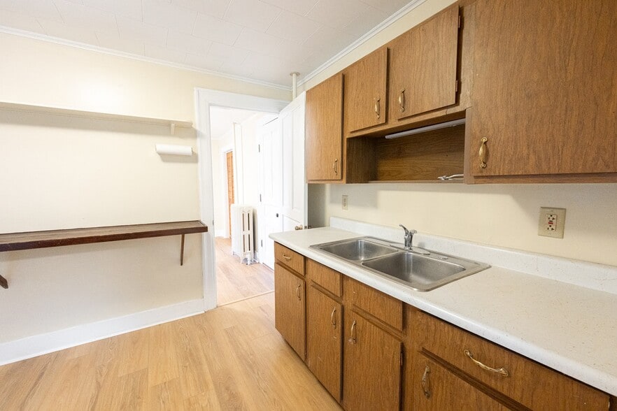 Kitchen looking towards bedroom - 39 Homer Ave
