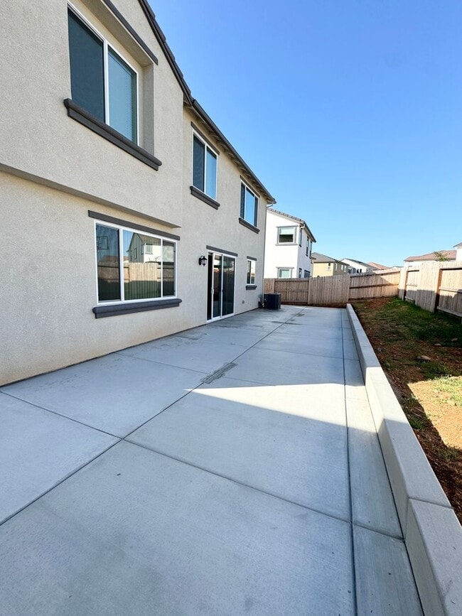 Building Photo - NEWER SOLAR HOME – 4 Bed / 3 Bath + Loft | 2,800 Sq Ft  SEE VIDEO