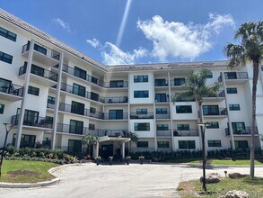Building Photo - 900 River Reach Dr