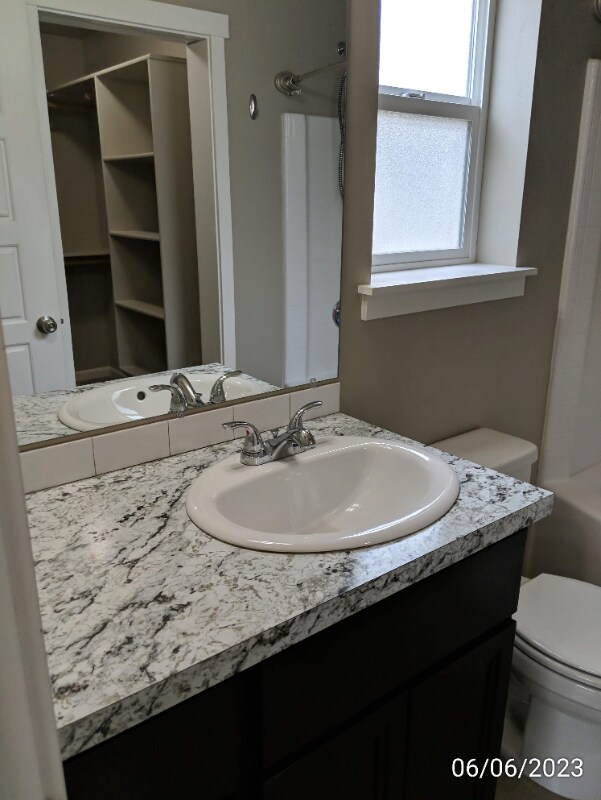Building Photo - 817 Craven Ave