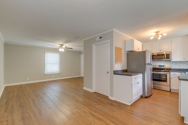 Building Photo - Columbia, TN Two Bedroom Duplex at 1027 Ch...