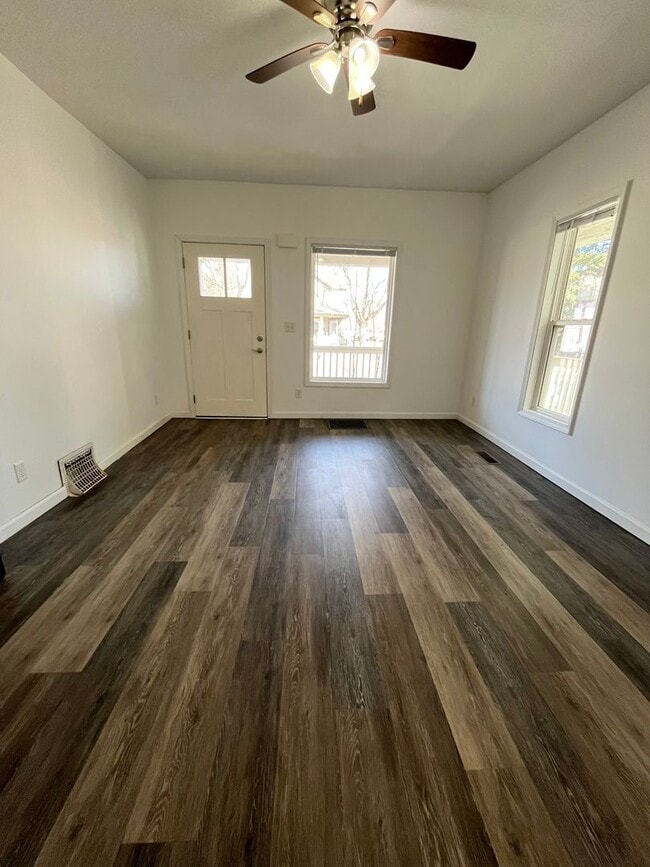 Building Photo - 815 W 11th St