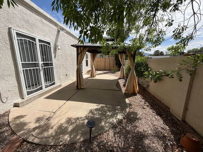 Building Photo - Spacious 3-Bedroom