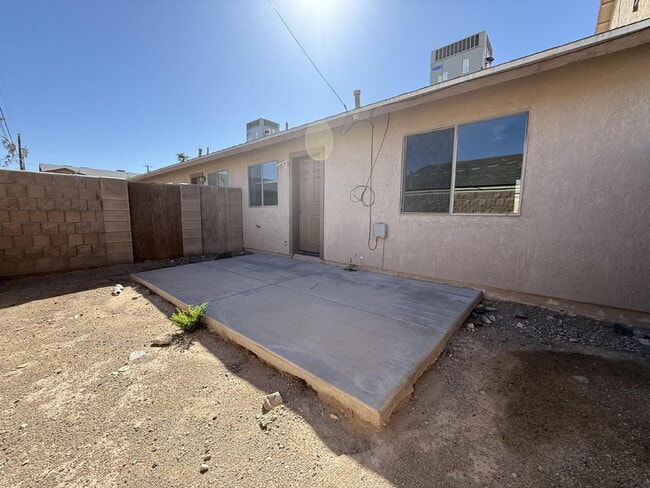 Building Photo - Downstairs 2 bed 1 bath with yard near Silver Creek, $975