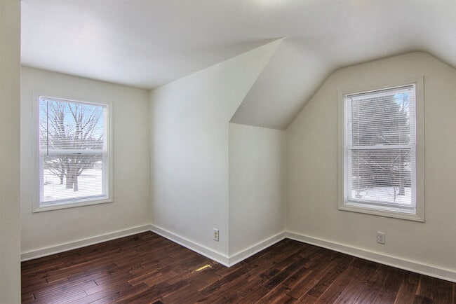 Building Photo - 218 E Milham Ave