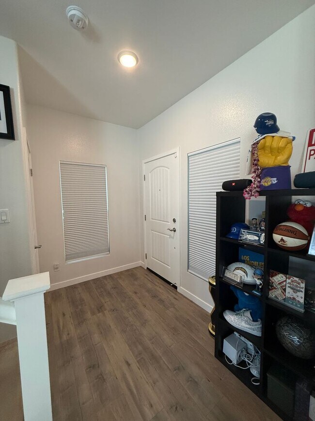 Building Photo - 748 Lincoln Pl