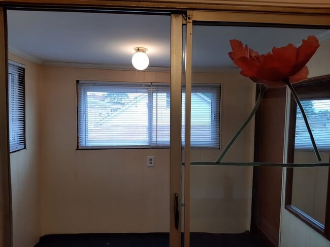 Building Photo - 5622 N Mango Ave