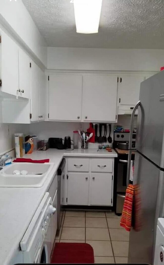 Building Photo - 1836 Colonial Village Way