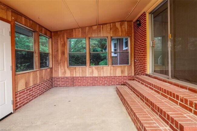 Building Photo - 5525 Greenefield Dr S