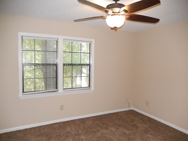Building Photo - LOVELY 2/1.5 NW Twn w/ Granite Counters, Deck, Fenced Yard, & More! $1275/month Avail August 1st!