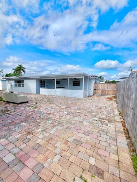 Building Photo - 2594 West End Rd