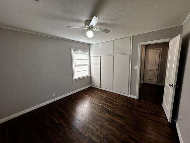 Building Photo - Charming 3-Bedroom Tulsa Home with Gleamin...