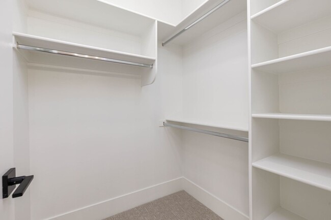 Building Photo - 6 bed / 4 bath / 3 car garage custom home in Pecan Valley