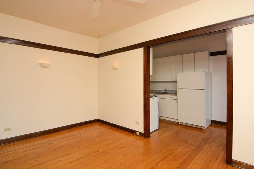 Building Photo - 824 W Waveland