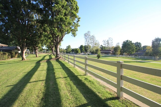 Building Photo - Charming 3-Bed, 2-Bath Single-Story Condo ...