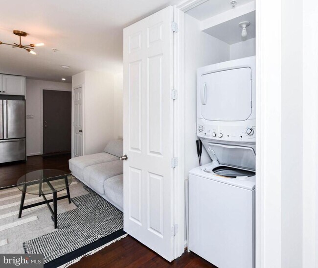 Building Photo - 1386 Bryant St NE