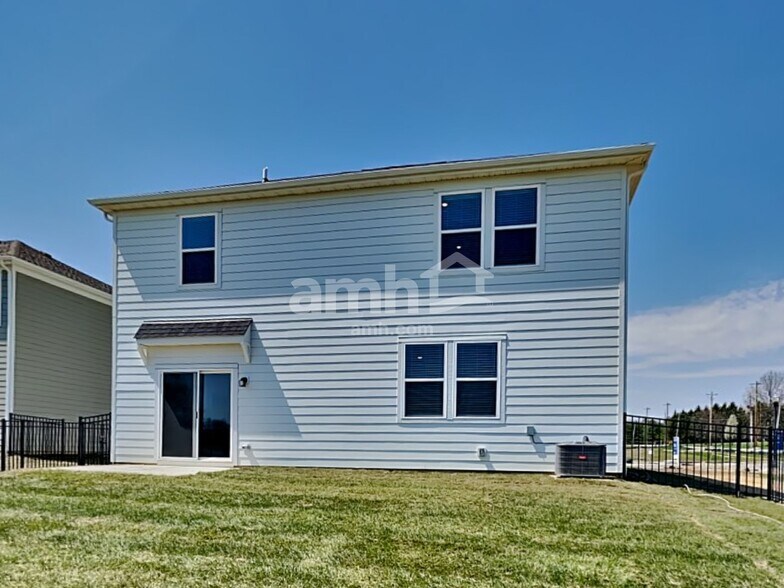 Building Photo - 1136 Heritage Blvd